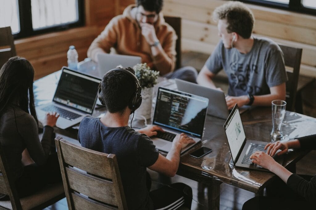 Equipo de IBSoluciones desarrollando una página web empresarial en WordPress